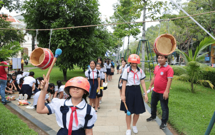 Nhóm trẻ nhỏ tuổi cùng nhau chơi game vui vẻ